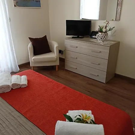 La Petite Maison Ачи Костелло